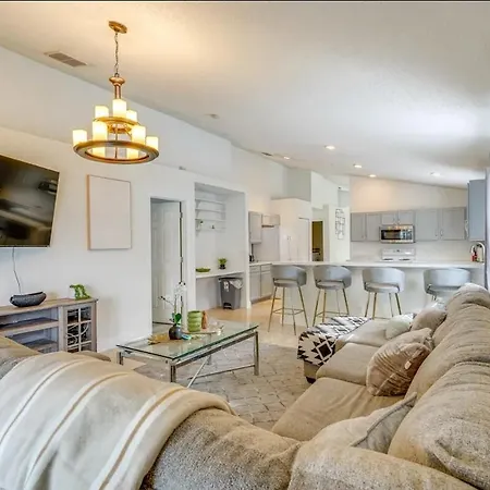 Cozy Home With Spacious Patio